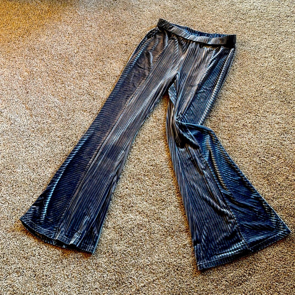 Velvet pants. Flared legs. Elasticic waist. Great detail